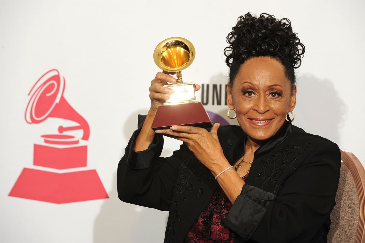 12. En 2009 la cantante cubana Omara Portuondo se convirtió en la persona más longeva en recibir un Latin GRAMMY a la edad de 79 años.