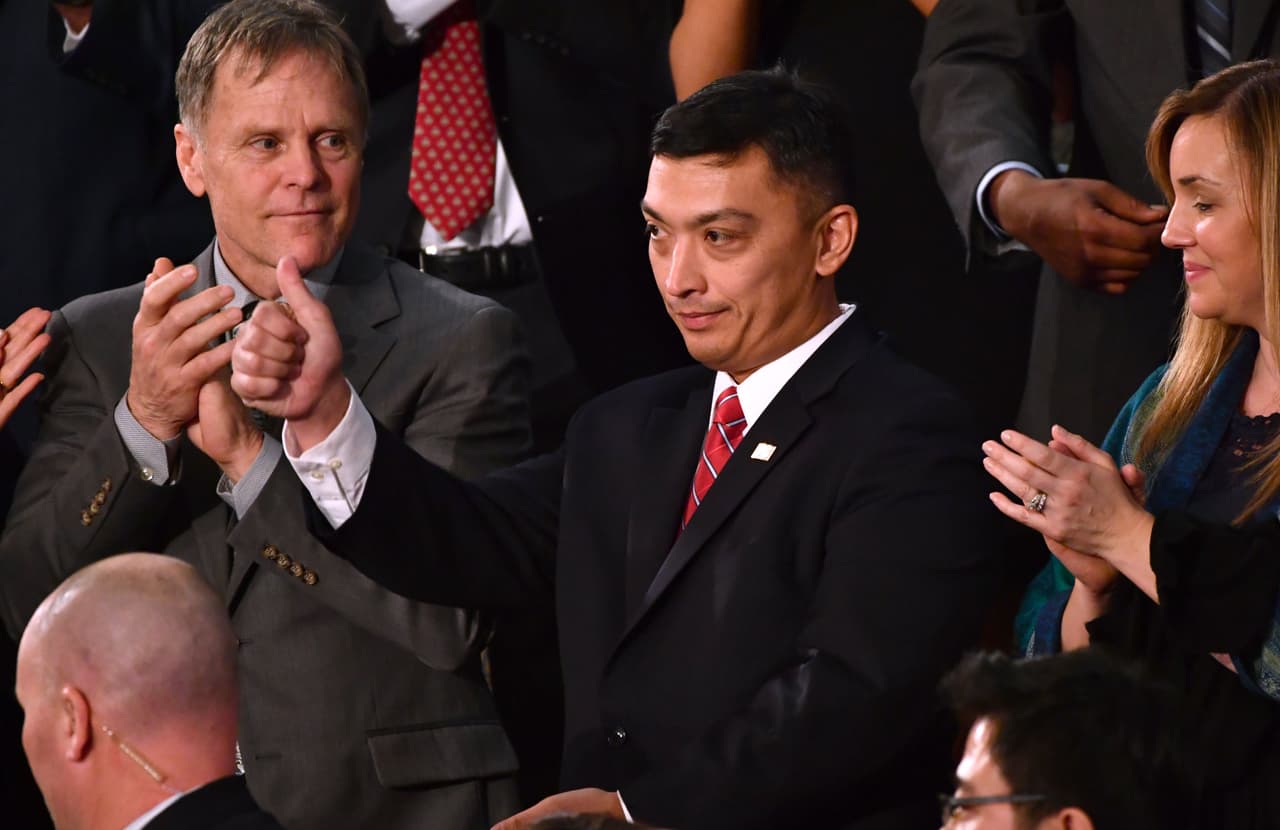 El agente de Inmigración y Aduanas CJ Martinez es reconocido por el presidente Donald Trump durante el discurso del Estado de la Unión.