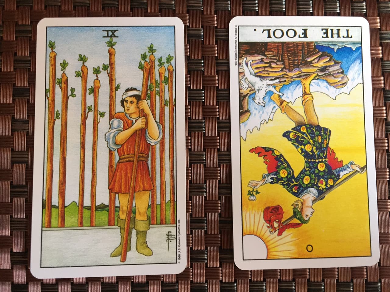 Por eso mismo, siempre es importante, esencial, ver en qué posición o tirada cayó y si está en reversa, porque puede cambiar completamente el significado. Por ejemplo, si es en el aspecto financiero, entonces ya no te conviene hacer inversiones y puede ser que estés en riesgo de perder algo de dinero, así que hay que estar alerta con tu cartera.