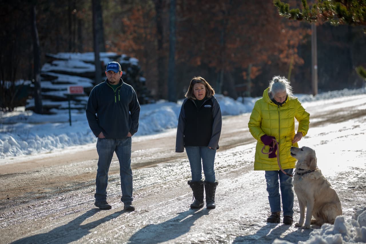 Nutter (de amarillo) empezó a golpear en las primeras casas que encontró para pedir ayuda de los vecinos, hasta que abrió la puerta Kristin Kasinskas (centro).
<br>
<b>- "¡Esta es Jayme Closs! ¡Llame al 911 ahora mismo!", </b>le indicó a la vecina que atendió.