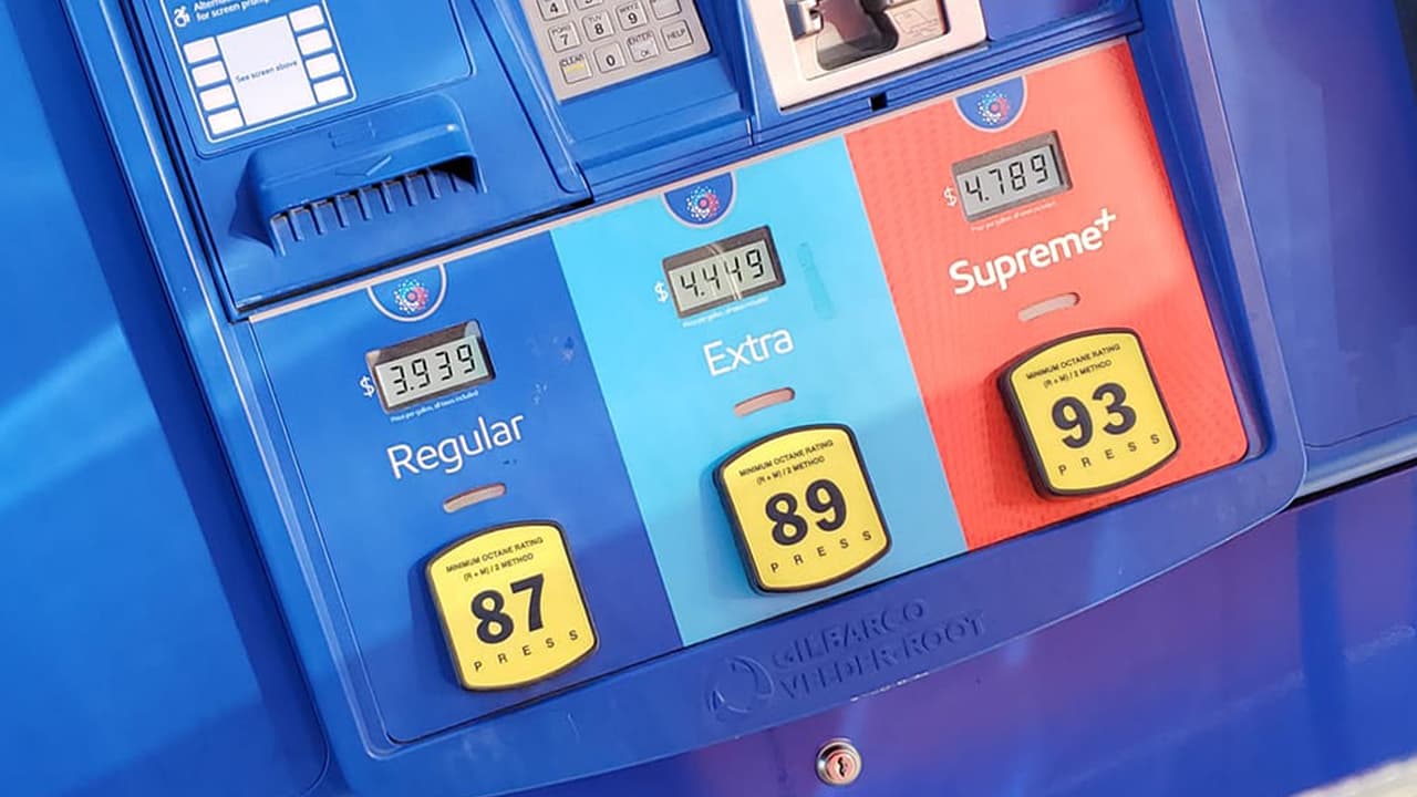 El precio promedio de la gasolina en el estado de Texas es de $4.29 por galón de combustible regular sin plomo, según AAA Texas.