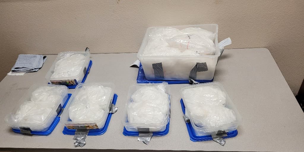 Los agentes de la Patrulla Fronteriza de la estación de Ajo incautaron 25 libras de metanfetamina cerca de Casa Grande. Los dos hombres fueron arrestados y enfrentan cargo por tráfico de droga.