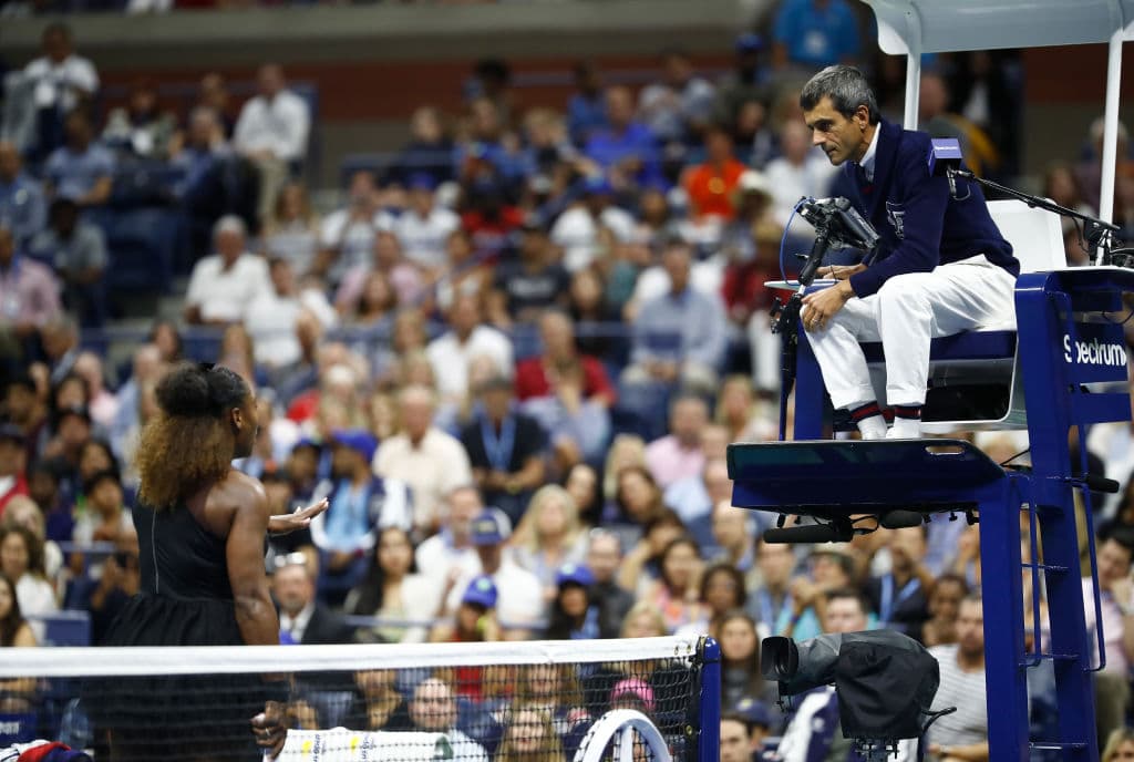 La decisión de Carlos Ramos fue quitarle un punto a Serena Williams por sobrepasarse en el lenguaje, con lo que el segundo set se ponía 5-3 en su contra.