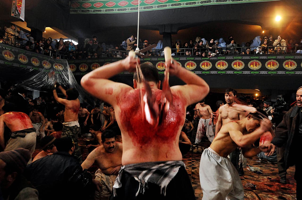 Hombres se autoflagelan durante un ritual musulmán en una mezquita en Kabul, el 15 de enero de 2008. Marai vio los ataques del 11 de septiembre en EEUU por televisión. Semanas más tarde, fue uno de los pocos reporteros que cubrieron el bombardeo de Kabul antes de la invasión de Estados Unidos, asegura el comunicado de la AFP.