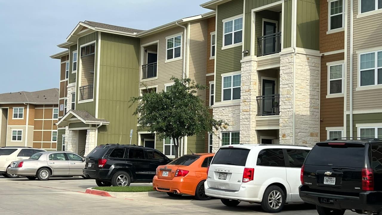 Reportan un adolescente muerto y otro herido tras tiroteo en Fort Worth