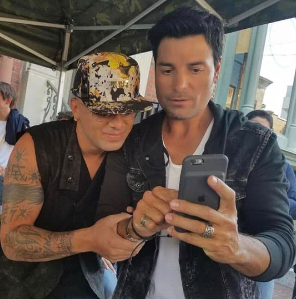 ¿Qué estarán viendo Wisin y Chayanne en su teléfono?
