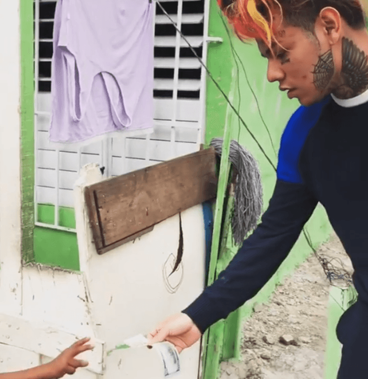 Pero además de presumir su dinero y su fama, el rapero 
<b>presume su bondad</b>. En marzo estuvo en República Dominicana 
<b>repartiendo billetes de 100 dólares</b> y comida, especialmente al grupo de niños que se le acercaba a la prisa.