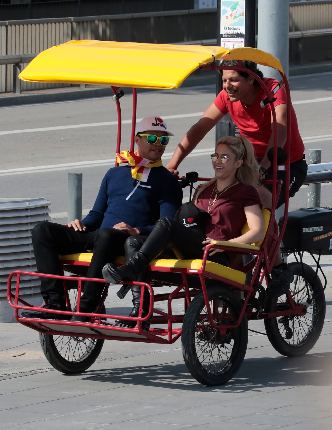 Shakira, con pantalones de cuero en la primera de Barcelona, y una gorra que dice "I love Barcelona".