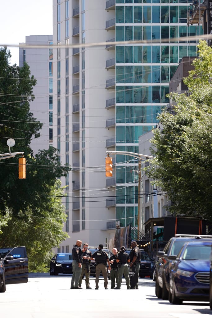 Nadie ha sido detenido hasta ahora y la policía dijo en un correo electrónico enviado después de la 1 de la tarde que era una “situación activa e inestable”.