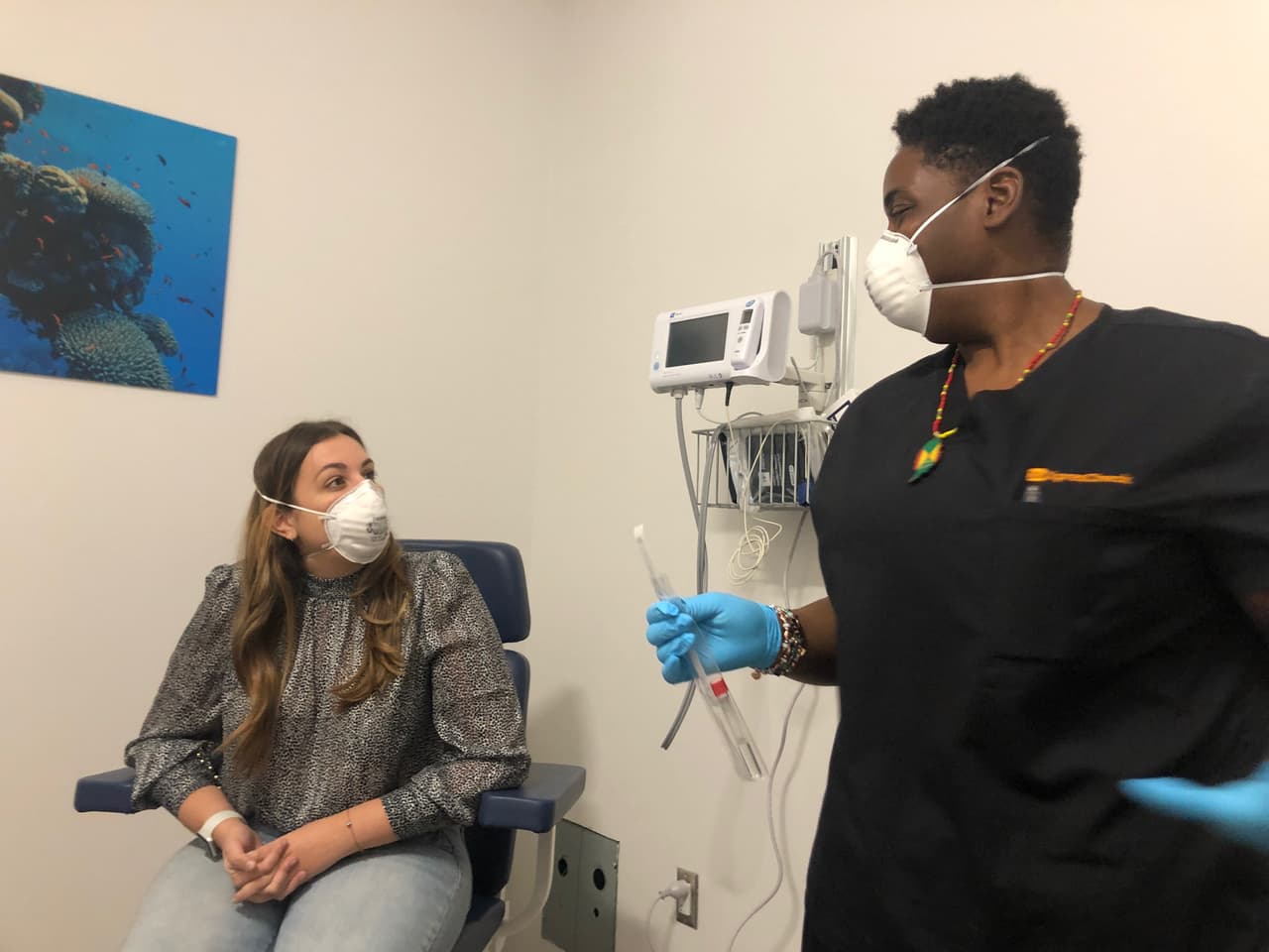 Los Centros para el Control y Prevención de Enfermedades recomiendan que antes de viajar en avión es muy importante que confirme las restricciones y los requisitos del lugar que va a visitar incluyendo cuarentena obligatoria, o si necesita presentar una prueba negativa del coronavirus.