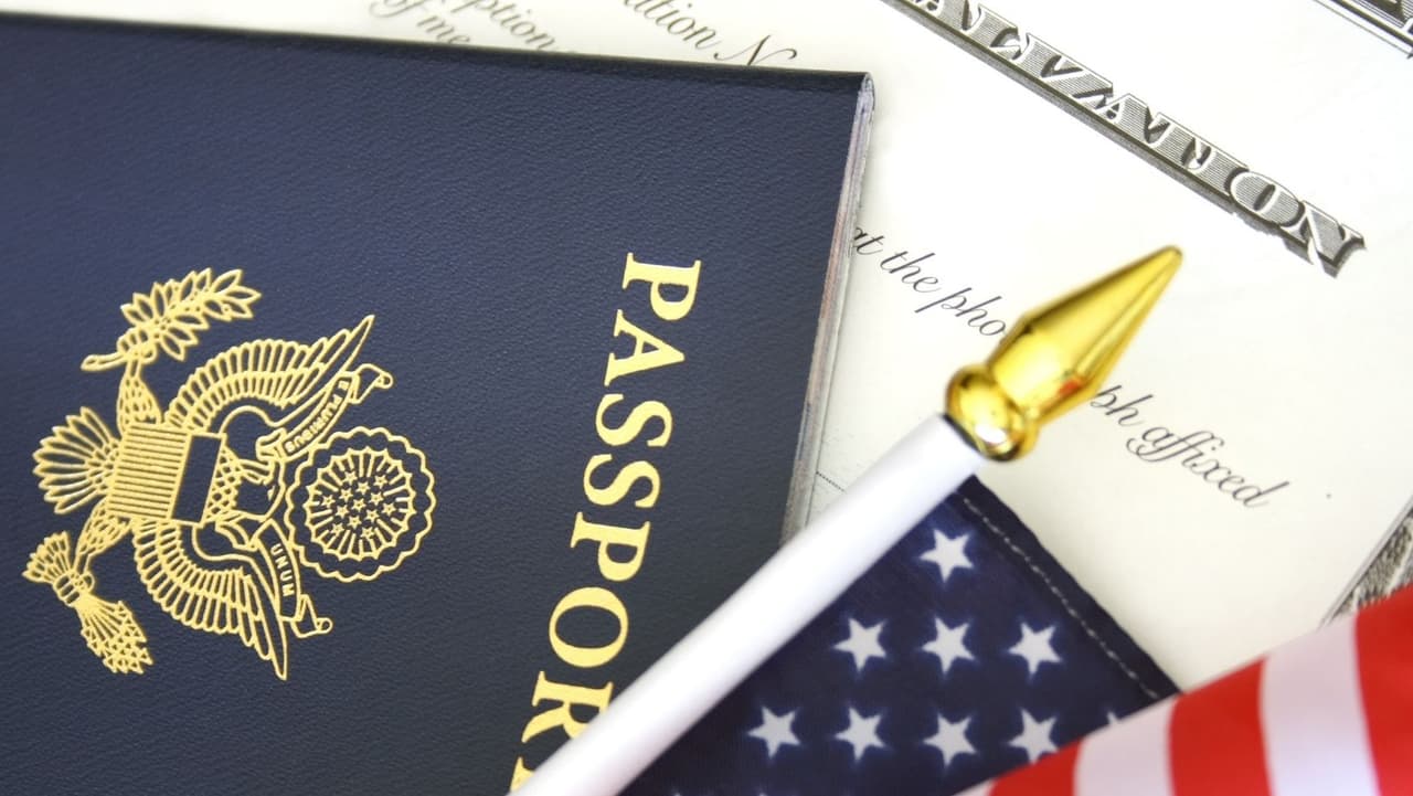 En general, usted es
<b> <a href="https://www.uscis.gov/citizenship-resource-center/learn-about-citizenship/naturalization-eligibility" target="_blank">elegible</a> para convertirse en ciudadano estadounidense</b> si:
<br>
<br>🇺🇸 Tienen al menos 18 años.
<br>🇺🇸 Es titular de una tarjeta verde y ha vivido en los EE. UU. durante al menos cinco años (tres años si está casado con un ciudadano de EE. UU.).
<br>🇺🇸 Haber vivido en el distrito y estado en el que está solicitando durante al menos tres meses.