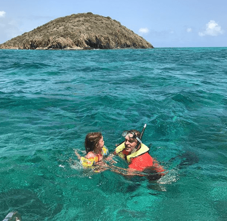 Michelle se siente toda una sirena y le encanta jugar con su papá.