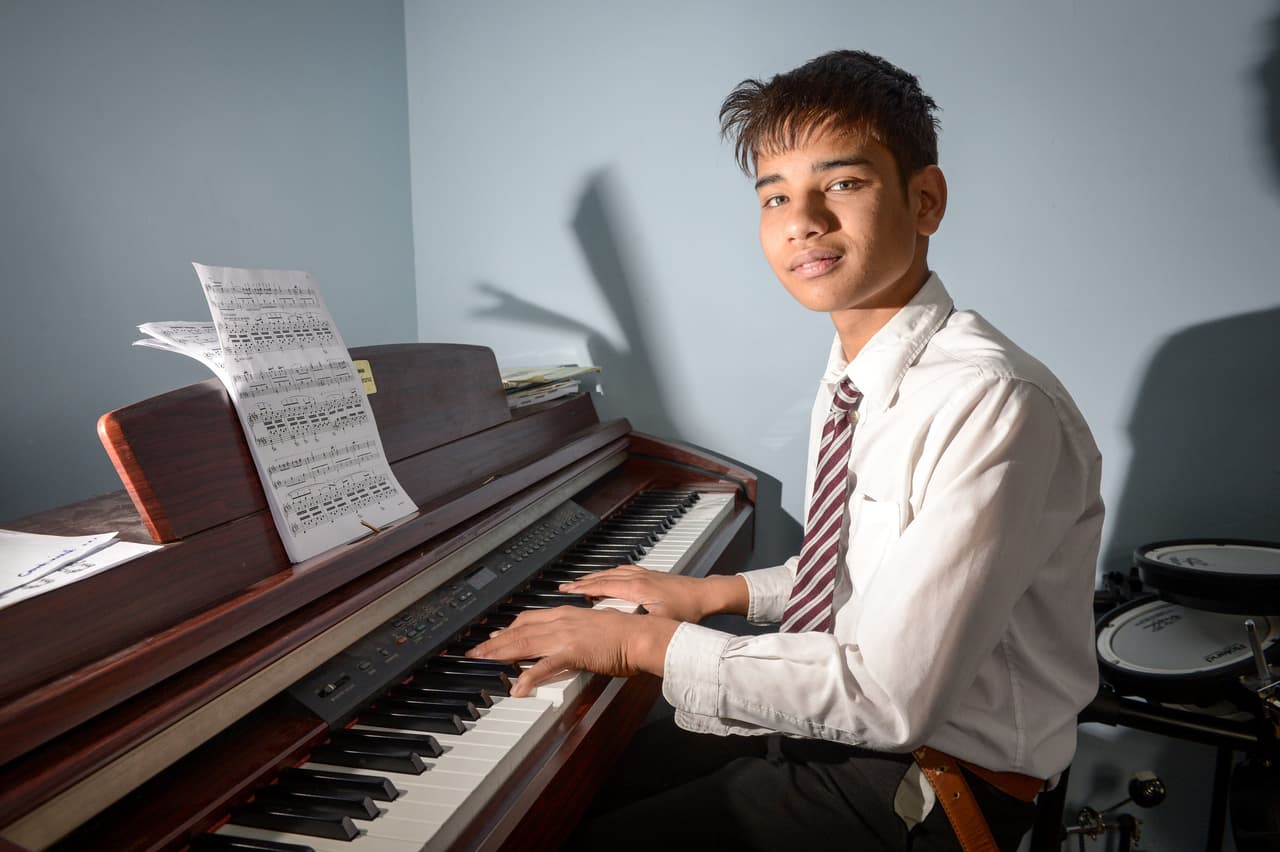 Él puede tocar piano, violonchelo, arpa y percusión.