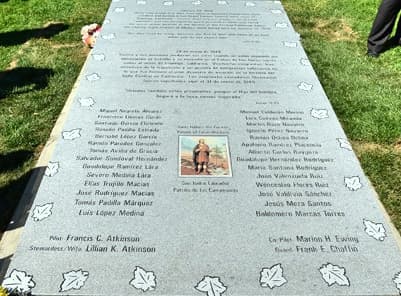 La placa con los nombres de los 28 campesinos víctimas del avionazo colocada en 2013.