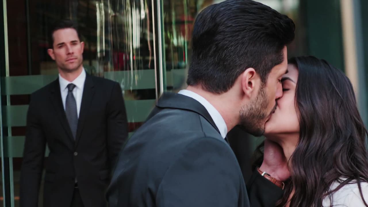 Al sentirse rechazada, Adela conoció a un muchacho que de inmediato fue conquistado por sus encantos. Luego de un par de encuentros, ambos se besaron apasionadamente, y Miguel fue testigo.