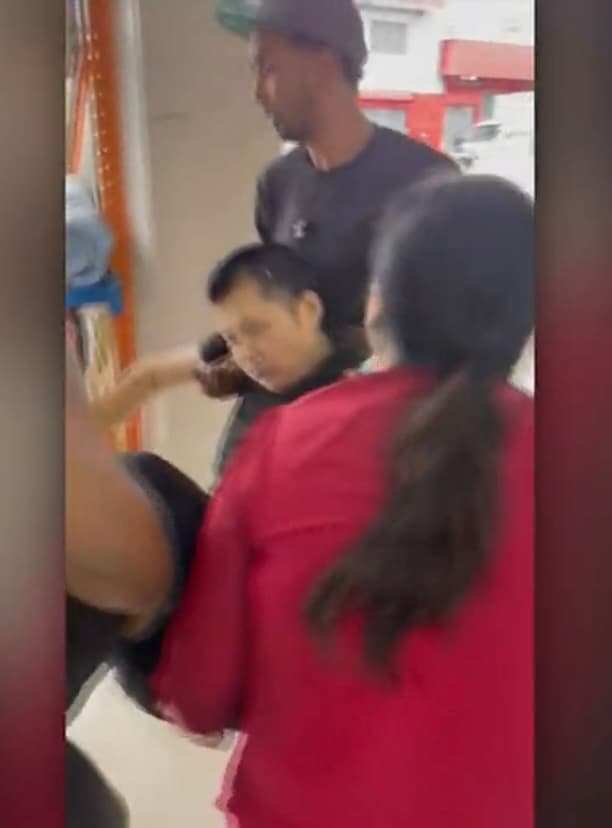 El hombre, de 34 años, murió en ese automóvil desangrado a causa de la profunda herida en su vientre, 
<b>sin que pudiera siquiera recibir atención médica. </b>
<br>