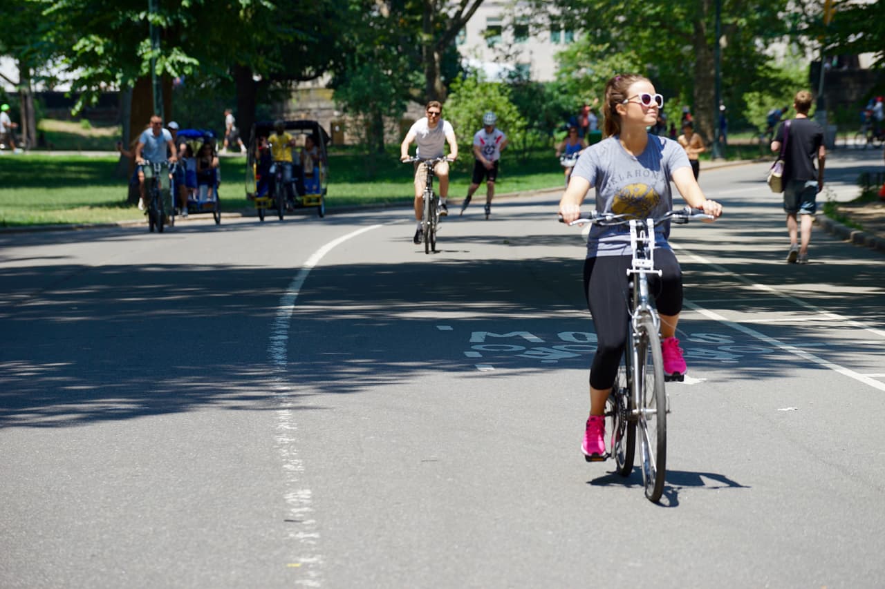 Un buen panorama de verano es recorrer Central Park en bicicleta.
