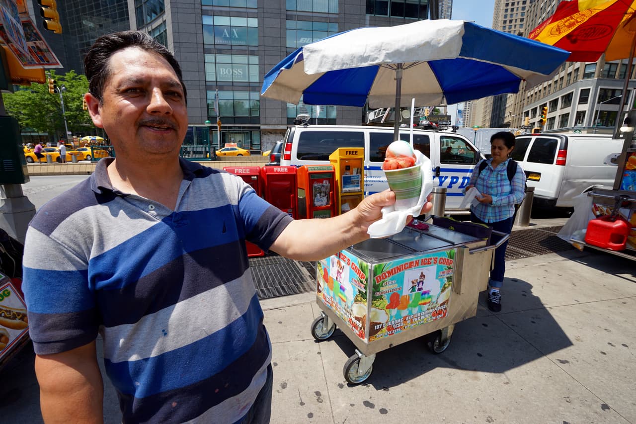 Hasta 300 helados vende Tomás Robles de Ecuador en Columbus Circle.