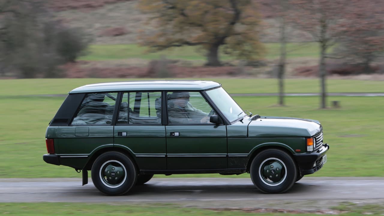 <h3 class="cms-h3-H3">El segundo par de puertas no llegó sino hasta 1982</h3>
<br>La Range Rover fue un banco de prubas para mucho más que un par de puertas extra. EL modelo fue la primera SUV en utilizar frenos antibloqueo y control de tracción, tecnologías que son lugar común hoy en día pero que en la década de los 80 y 90 eran altísima tecnología.