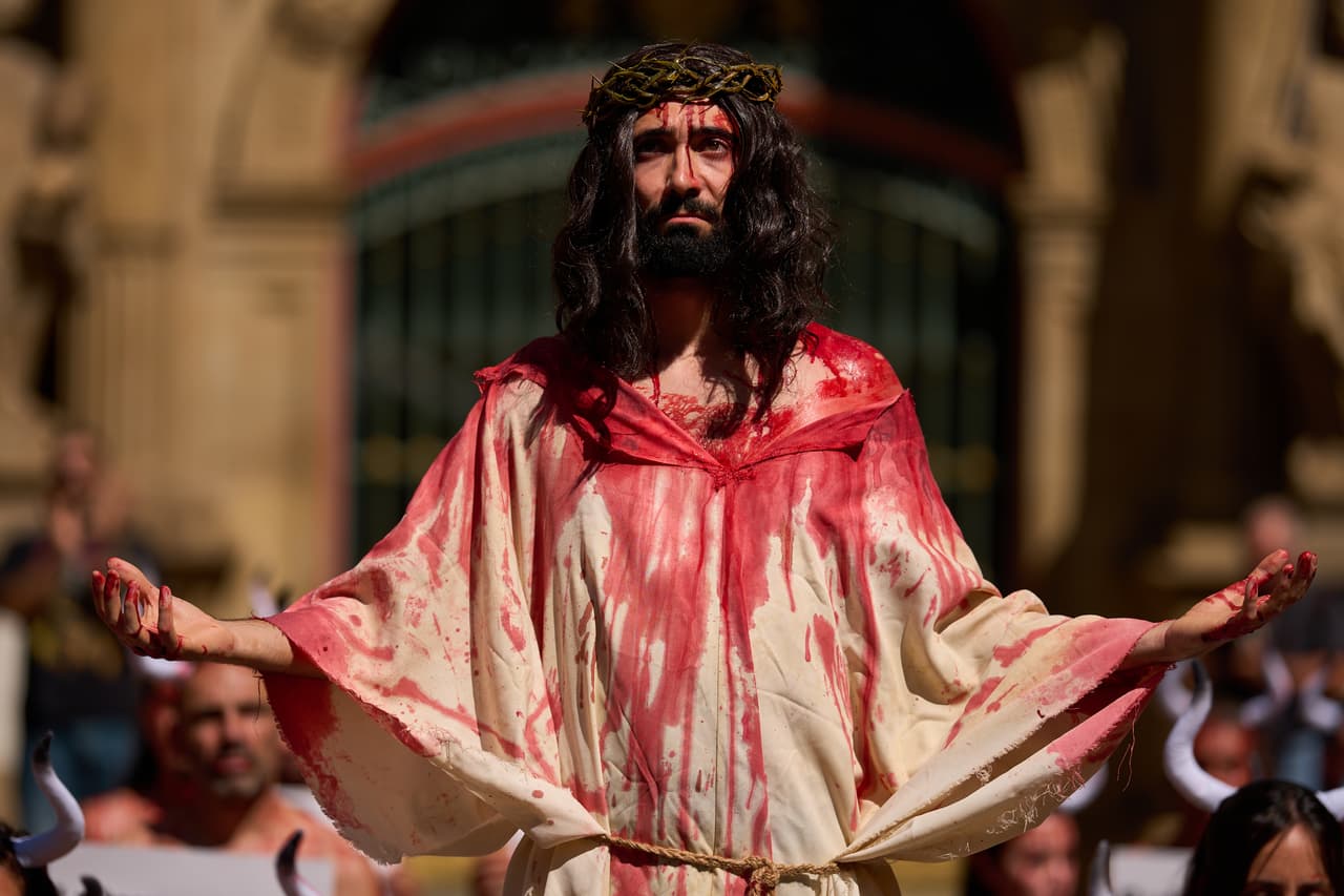 Activistas por los derechos de los animales participan en una protesta contra las corridas de toros antes del primer encierro durante las fiestas de San Fermín en Pamplona, norte de España, el domingo 5 de julio de 2026.