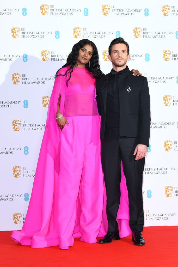 Para la alegría de muchos fans de la serie, Simone sí regresará en la tercera temporada de 'Bridgerton'. En una entrevista con Deadline, la joven reveló que "Kate y Anthony apenas están comenzando".