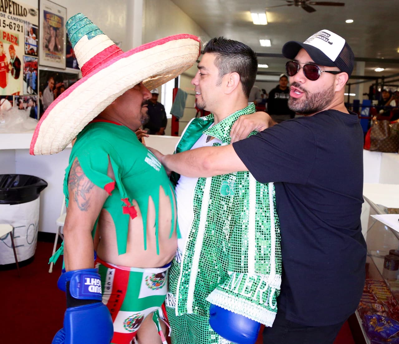 Así pagó la apuesta El Feo a Raúl 'El Pelón' después de la derrota de Julio César Chávez Jr.