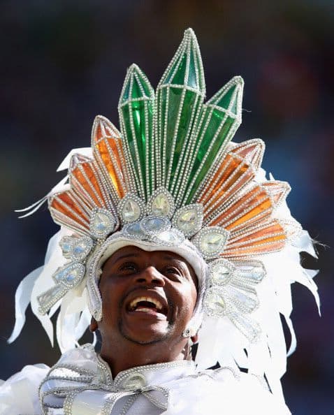 Un bailarín de los que encendieron los ánimos antes del partido.