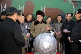 Kim Jong Un apareció hace unos meses frente a una esfera que luce ser una bomba atómica miniaturizada, aunque es imposible verificar si se trata de un artefacto nuclear falso.