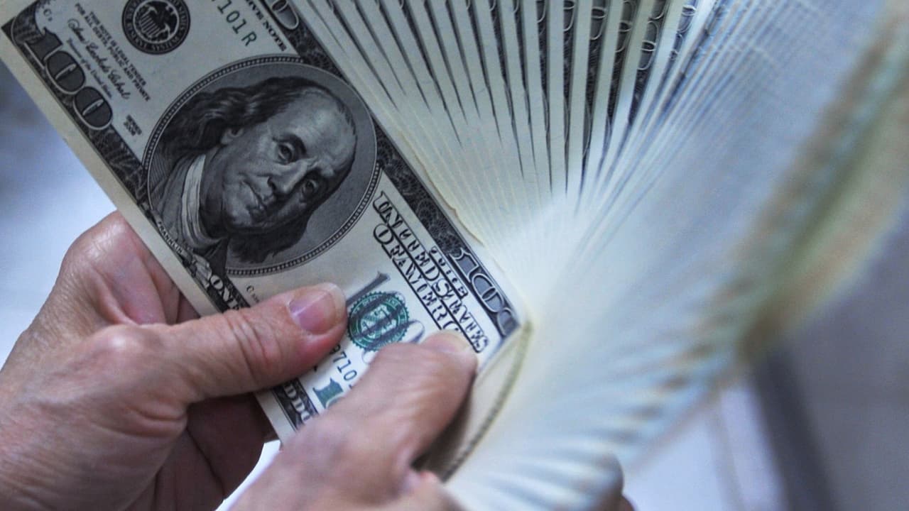 Irma Treviño, portavoz del Servicio de Rentas Internas (IRS), explica que, si los beneficiarios del Seguro Social tienen un cónyuge o un dependiente y no los han registrado en la base de datos del IRS, "quizás no reciban este pago". "Se les está exhortando a ellos que, por favor, presenten una declaración de impuestos simplificada", dice.