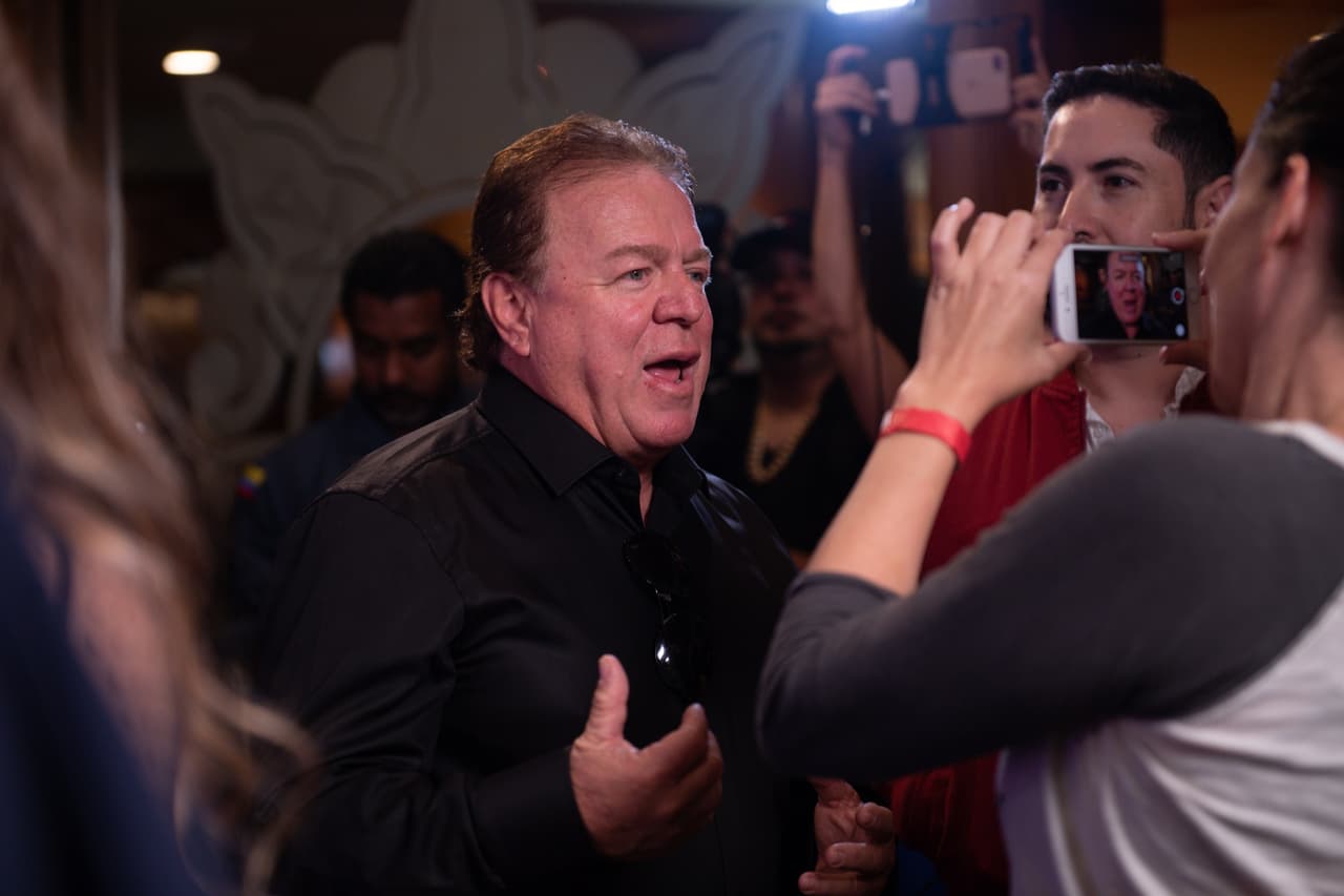 El papá de Karol G fue uno de los asistentes más solicitados por los medios de comunicación.