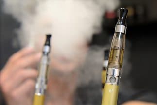 Buscan aumentar la edad mínima para la compra de cigarrillos electrónicos y tabaco