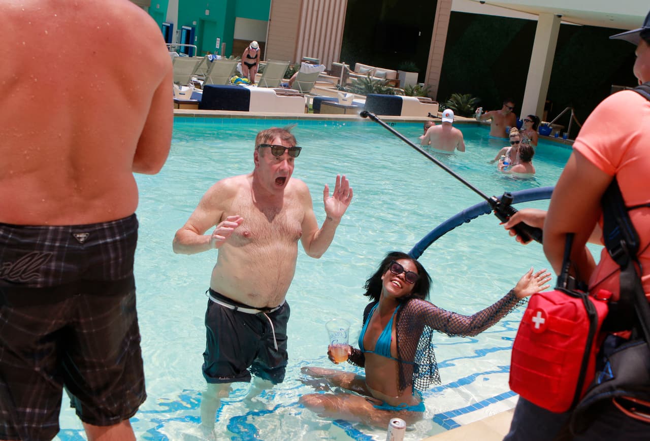 Estas personas dentro de una piscina del Circa Hotel-Casino, en Las Vegas, Nevada, reciben un chorro de agua fría para contrarrestar el calor intenso que afecta a todo el estado. Las autoridades recomiendan evitar pasar largos períodos de tiempo al aire libre, si es posible.