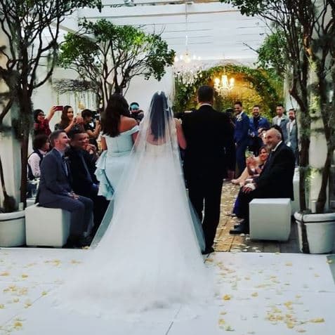 "Llegó el gran momento. Se casa mi tormento tropical", escribió Giselle junto a esta imagen mientras ella y su novio Jaime Fernández acompañan a la más pequeña de las hijas de Blondet.