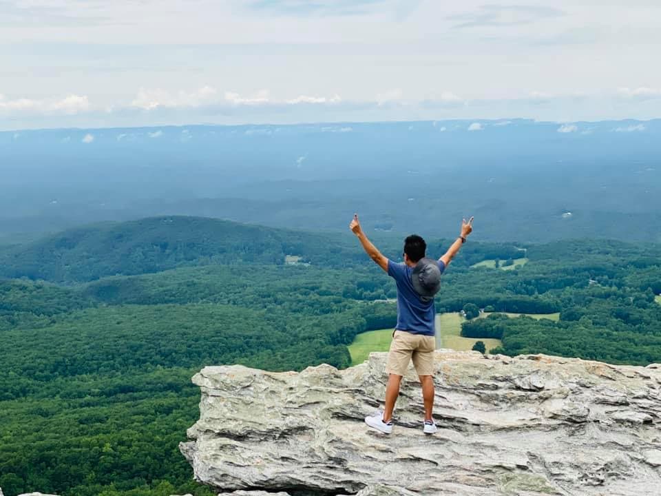 El parque ofrece toda la gama, desde caminatas y paseos a caballo hasta escalada en roca y campamentos, con accesos tanto al terreno accidentado de monadnock como al río Yadkin. El sendero estatal Mountains-to-Sea también atraviesa ambas secciones del parque.
