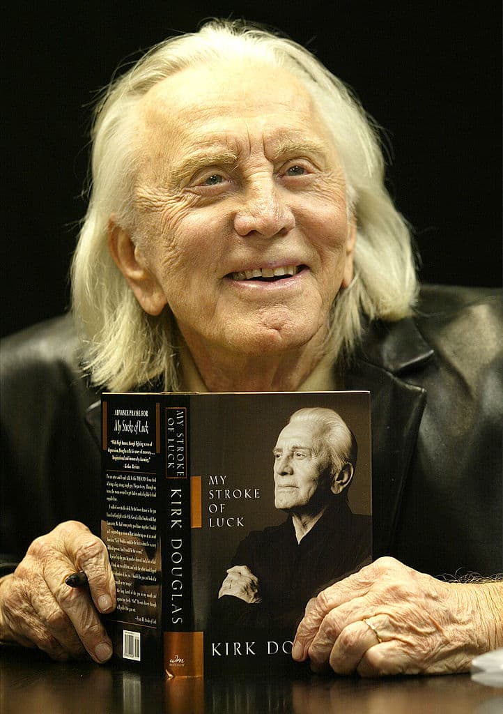 En tiempos recientes Douglas ha dedicado gran parte de sus días a escribir. Tan solo enlos últimos 10 años ha publicado 3 libros y está por lanzar uno más, una compilación epistolar que comprende las cartas de amor intercambiadas con su esposa a lo largo de toda una vida y la correspondencia que ha sostenido con otras celebridades, políticos y miembros de la realeza a los que ha conocido. En esta foto sostiene una copia del libro 'My Stroke of Luck', publicado en 2002. Foto: George De Sota/Getty Images.