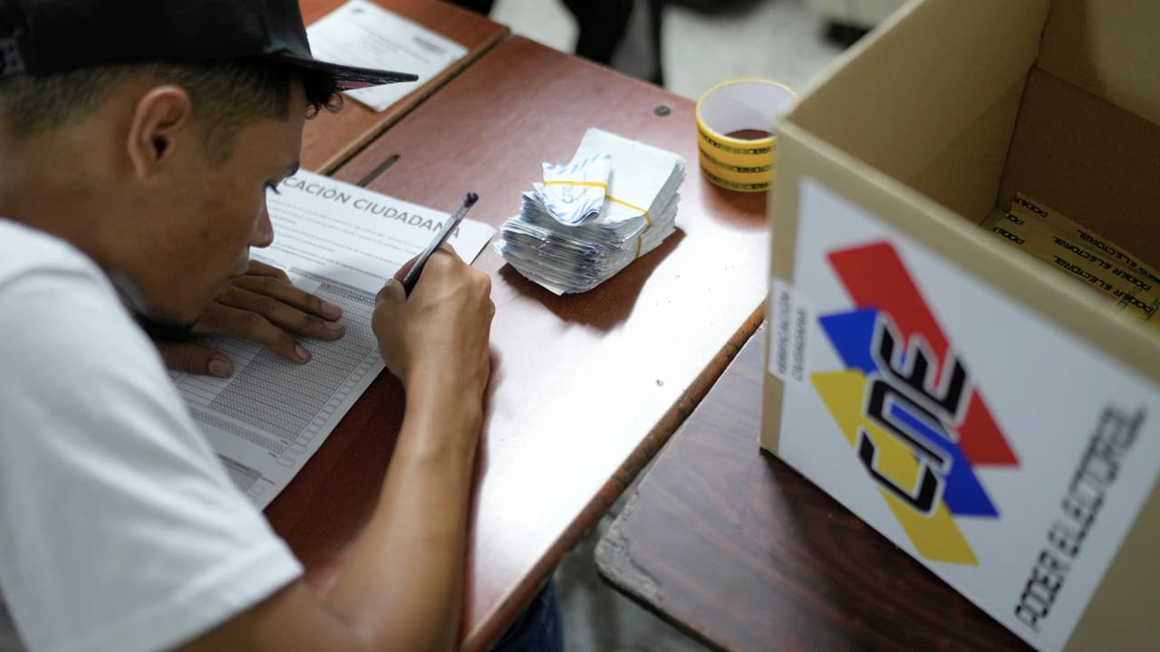 Caridad enfatiza
<b>la importancia de la unidad y el apoyo mutuo entre los venezolanos fuera del país</b>: "Aquí no importa el partido político ni el color, lo que importa es que dejaste una casa en Venezuela, y que tienes un primo, a tu mamá, a tu papá, esposo, esposa, tienes un amigo, una amiga. Por eso te pedimos que esa cajita de agua, de refrescos, esa arepa, esa logística, tú la ayudas a financiar".