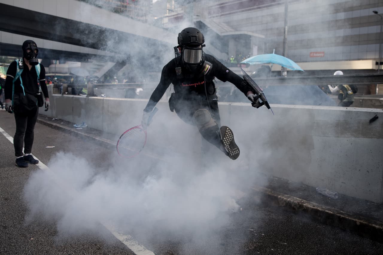 Un manifestante prodemocracia patea un gas lacrimógeno durante los enfrentamientos frente a las Oficinas del Gobierno Central en Hong Kong, China. Las protestas piden que Lam cumpla con sus demandas restantes desde que se retiró el controvertido proyecto de ley de extradición, que incluye una investigación independiente sobre la brutalidad policial y sufragio universal. Mientras tanto, la cúpula dirigente del Partido Comunista está decidida a proyectar una imagen de fortaleza y unidad nacional frente a retos como los disturbios en Hong Kong.