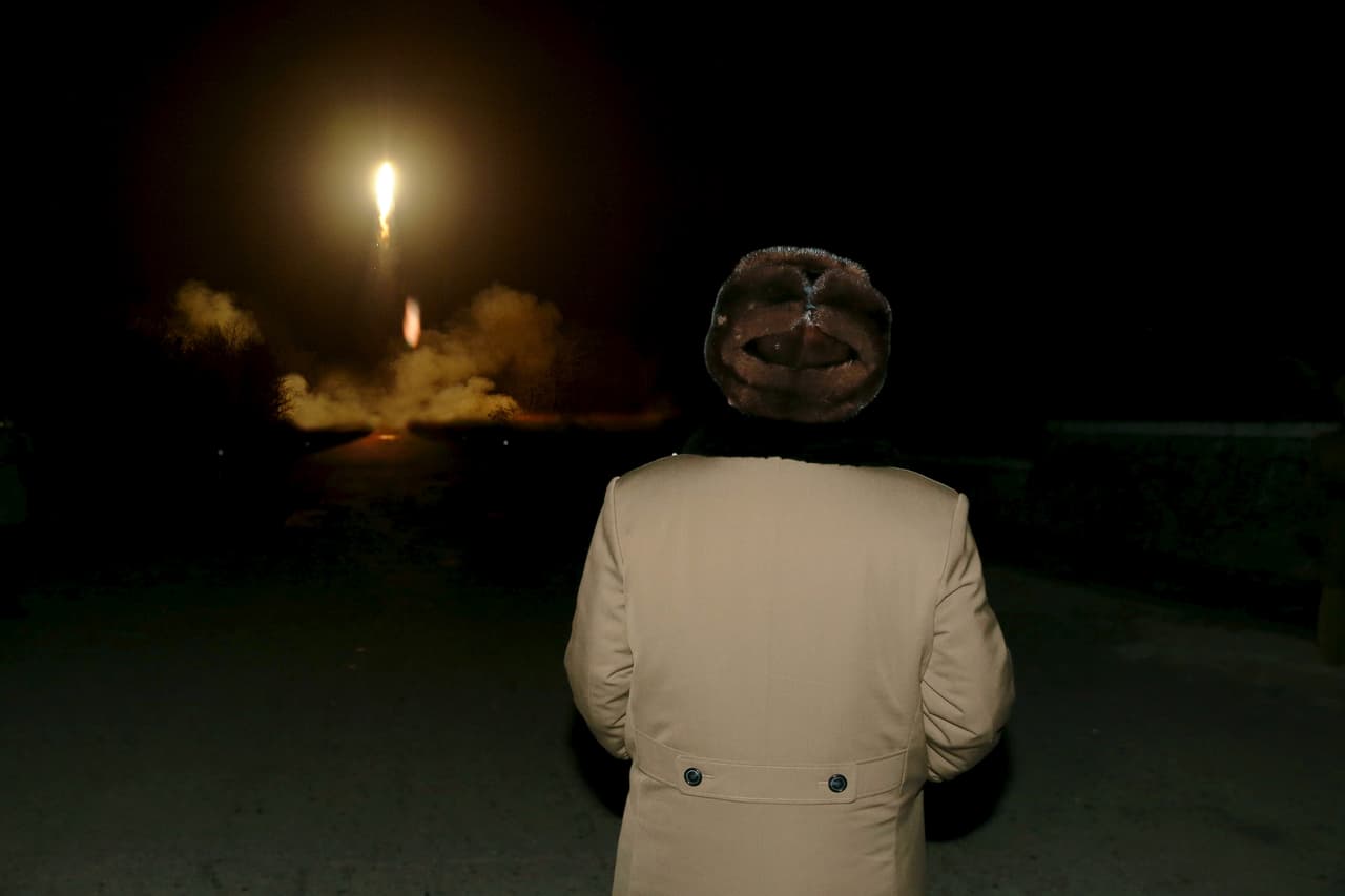 El líder norcoreano Kim Jong Un observa el lanzamiento de cohetes balísticos en una ubicación desconocida, la foto sin fecha fue publicada por la Agencia Central de Noticias de Corea del Norte el 11 de marzo de 2016.