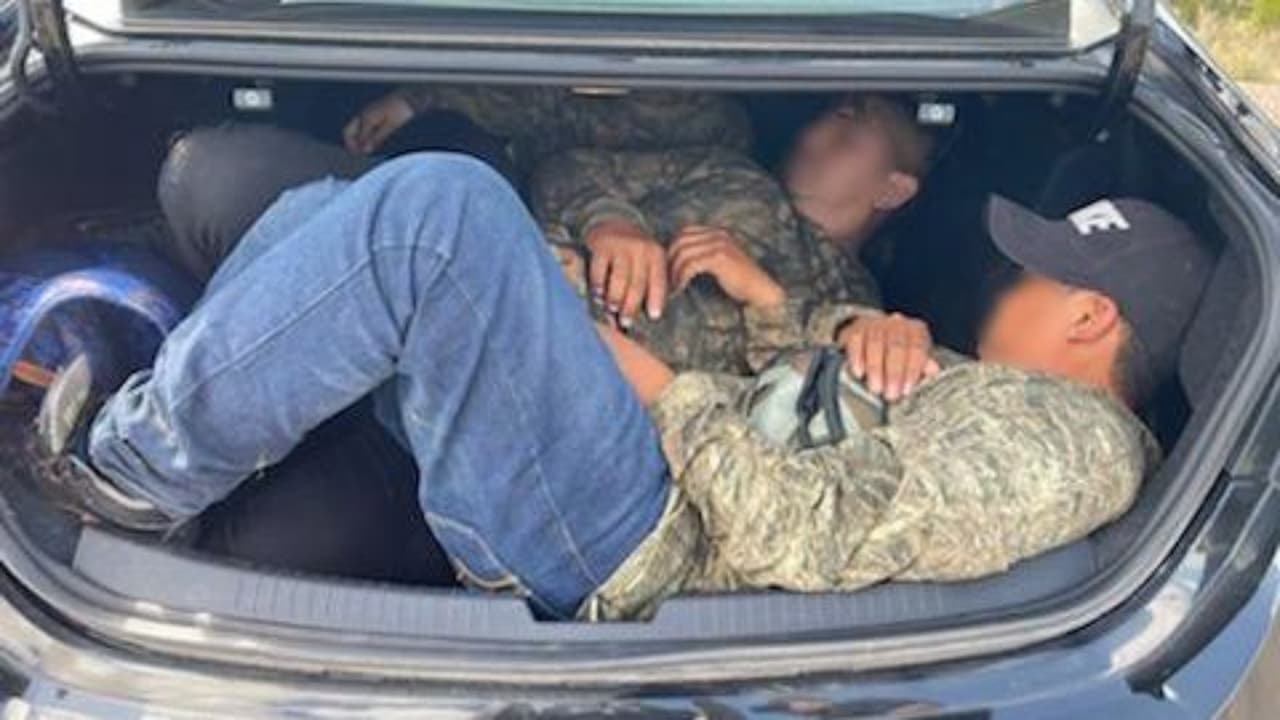 En otro incidente por la autopista I-8 que conduce de Arizona a California, un ciudadano estadounidense fue arrestado luego de ser detenido por agentes de la estación de Casa Grande que encontraron en el vehículo cinco pasajeros y tres más en el maletero, todos eran indocumentados.