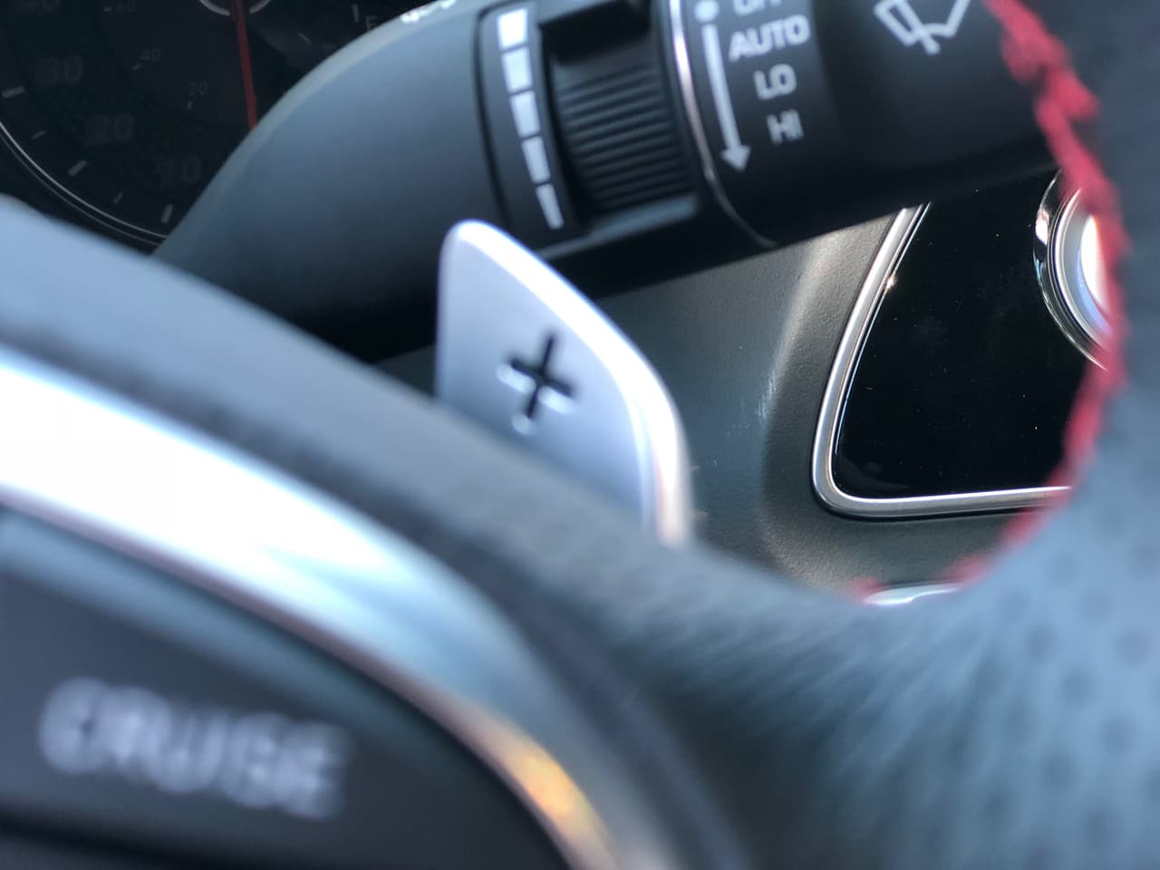 Por más que busqué no conseguí una superficie que se sintiera barata o mal hecha en la cabina del Genesis G70.