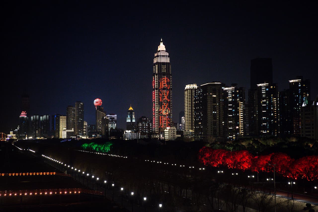En la noche de Wuhan un edificio proyecta un mensaje que dice que la ciudad derrotará al virus, en este 16 de febrero de 2020.