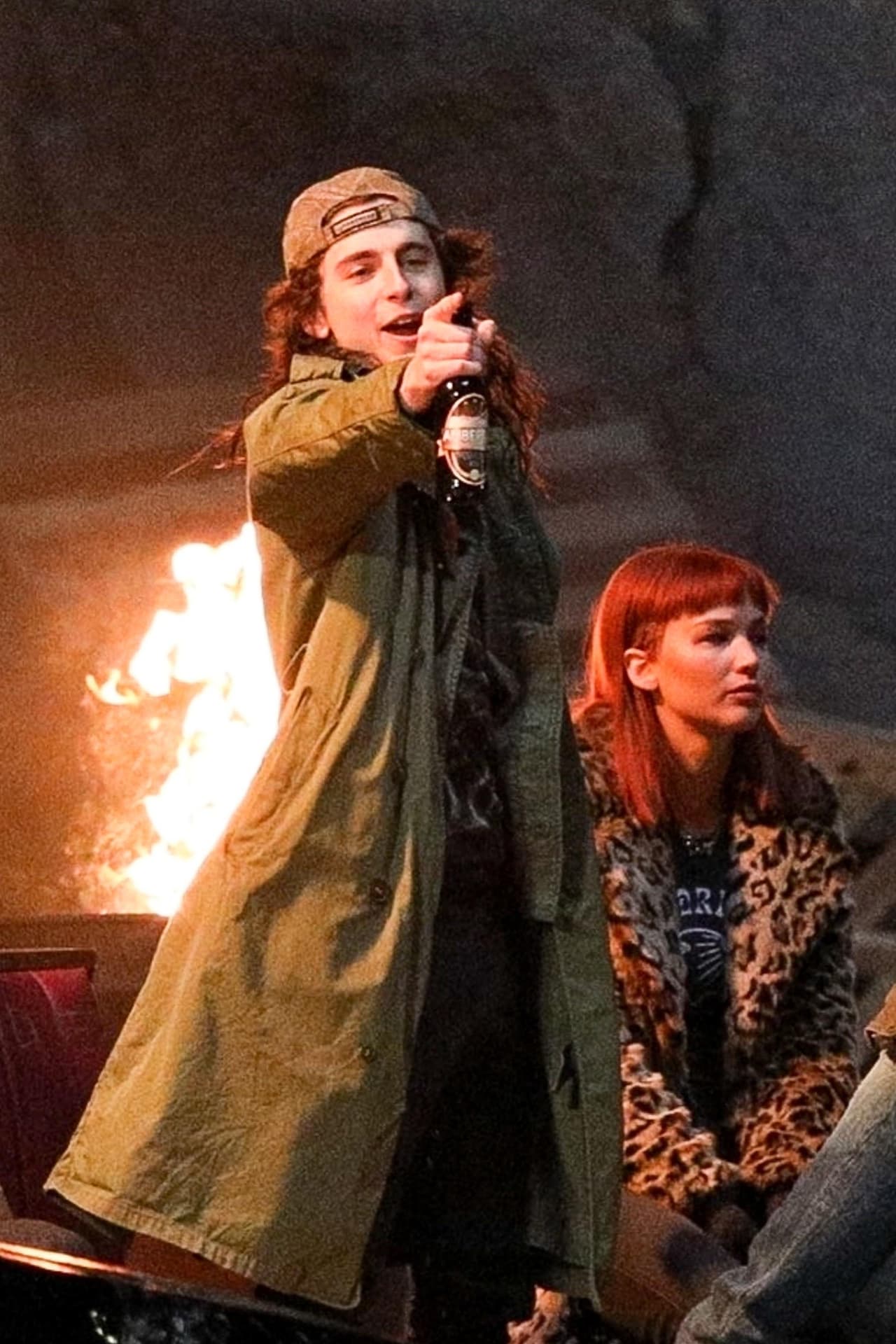 Fue precisamente mientras Lawrence y Chalamet estaban filmando una escena en Boston, que la actriz fue alcanzada por escombros que resultaron de una "explosión de vidrio controlada".