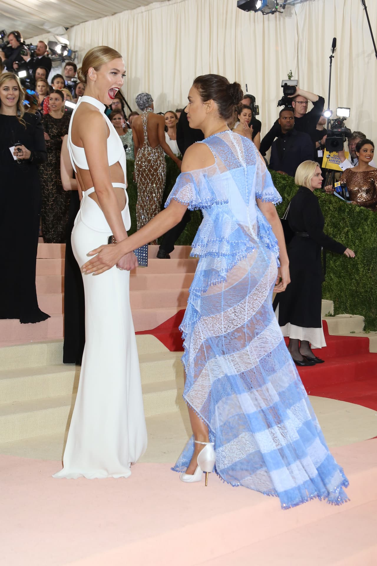 Otra que agarró los "encantos" de una colega fue Irina Shayk. Así tocó la "retaguardia" de Karlie Kloss.