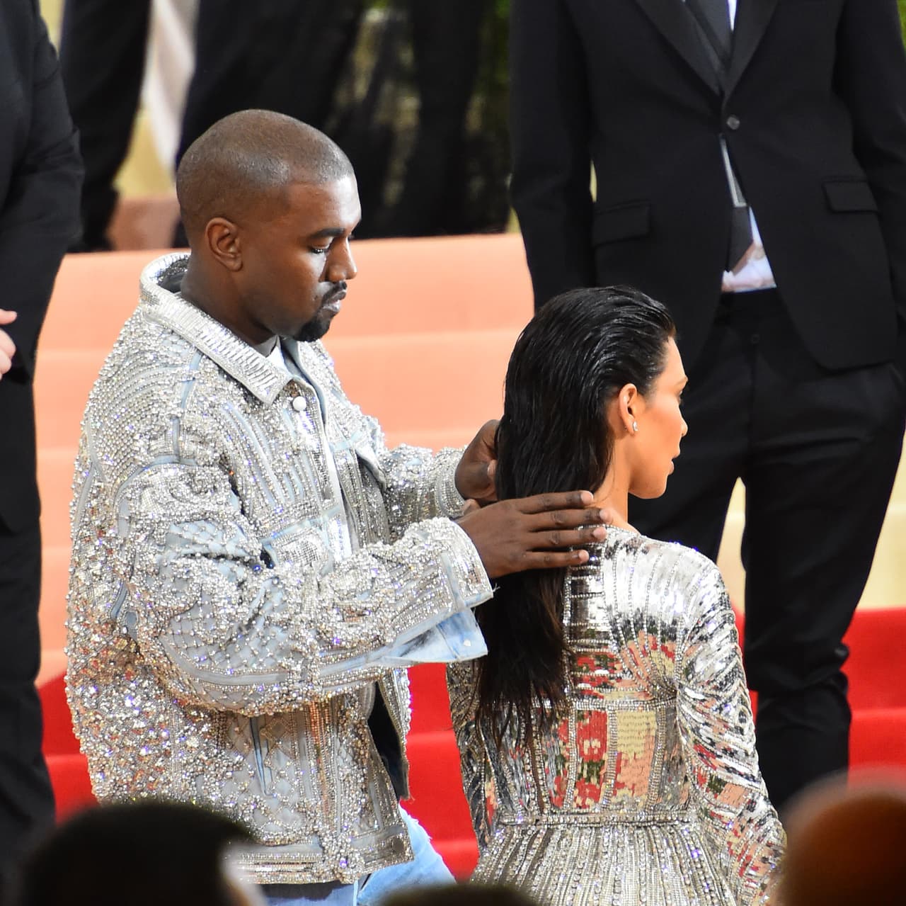 En varias ocasiones le acomodó su melena para que brillara ante las cámaras.