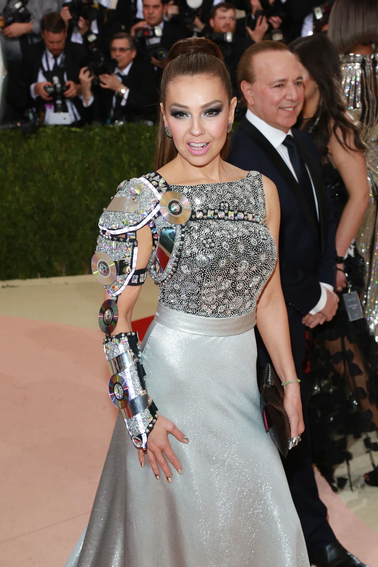 Si hay un evento en el cual las celebridades pueden echar a andar su creatividad con lo que respecta a la moda es la 
<b><a href="https://www.univision.com/famosos/met-gala-2021-memes">Met Gala</a></b>
<a href="https://www.univision.com/famosos/met-gala-2021-memes">.</a> Por eso, sus ediciones pasadas nos han regalado looks icónicos que hasta se podría decir que pasaron a los libros de historia.