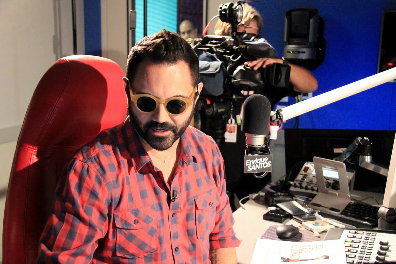 Enrique Santos se puso sus anteojos oscuros para entrevistar a su tocayo Enrique Iglesias