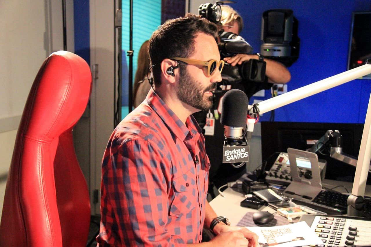 Enrique Santos listo para grabar la entrevista con Enrique Iglesias