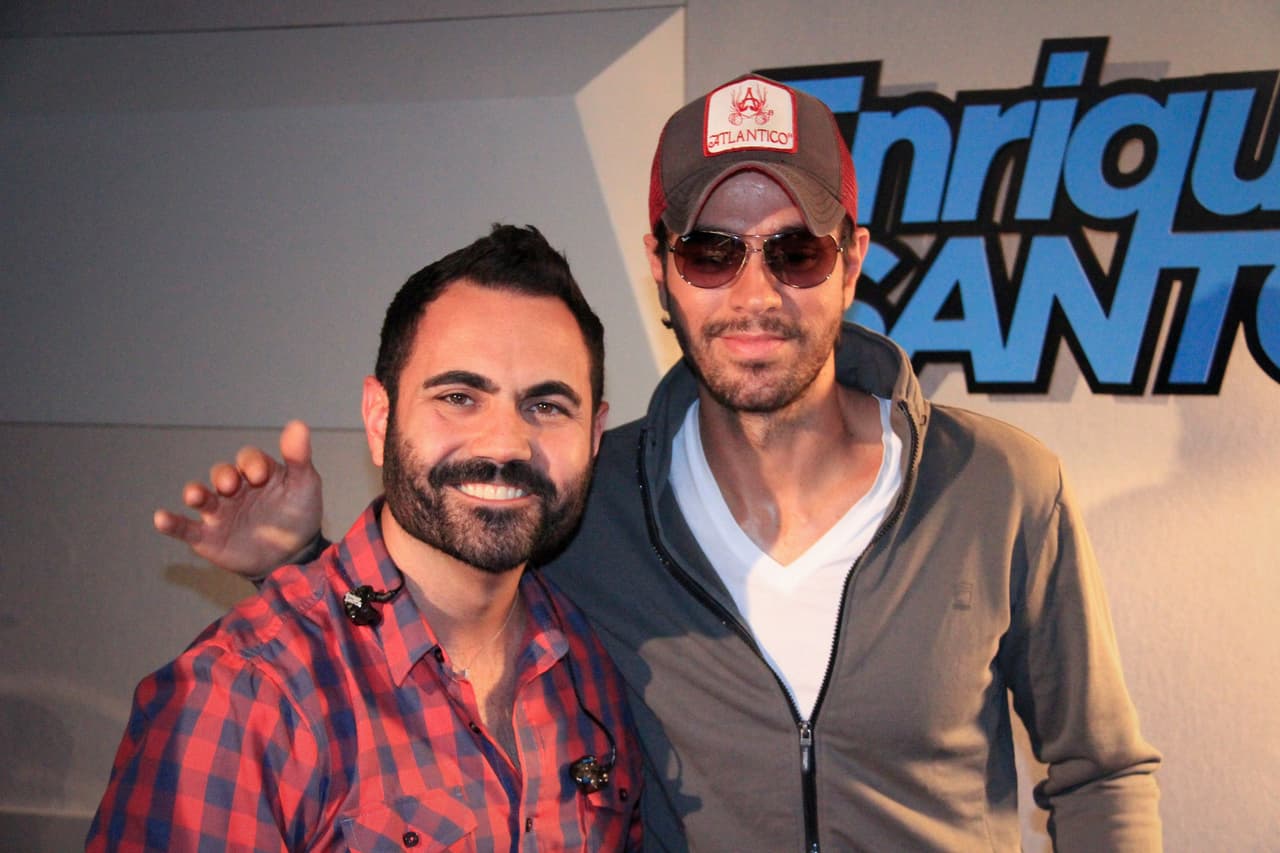 Estuvo en Univision Miami con Enrique Santos de Mix 98.3 para promocionar su nuevo sencillo "Duele el corazón". Canción que grabó con el reggaetonero boricua Wisin.