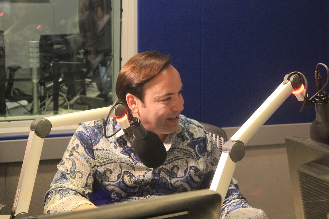 Javier Romero del Desayuno Musical de Amor 107.5 lista para entrevistar a Enrique Iglesias