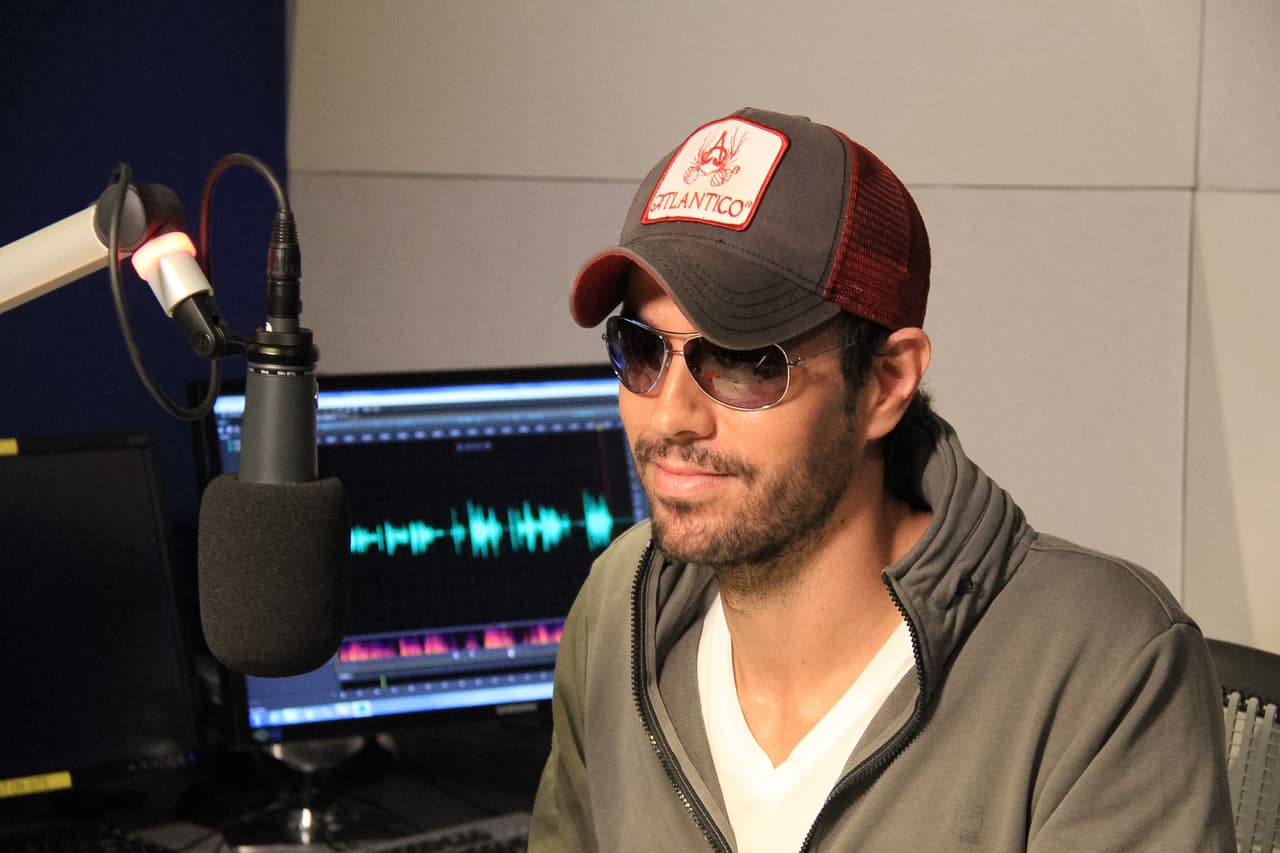 Enrique Iglesias el estudio grabando saludos para estaciones en diferentes mercados y hablando de su último sencillo "Duele el corazón".